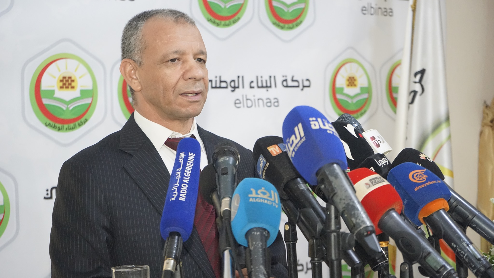 بن قرينة يدعو للتصويت بـ "نعم" على مشروع تعديل الدستور