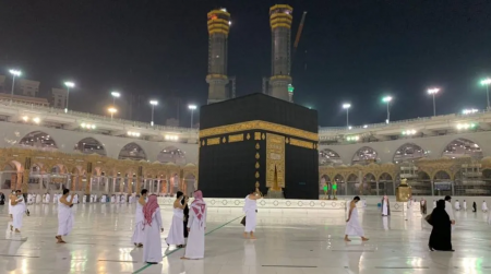 بعد توقف بسبب كورونا.. المسجد الحرام يستقبل أول أفواج المعتمرين