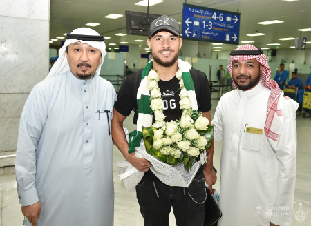 نادي الأهلي السعودي: هجمة مُعاكسة ضد الدولي الجزائري يوسف بلايلي.