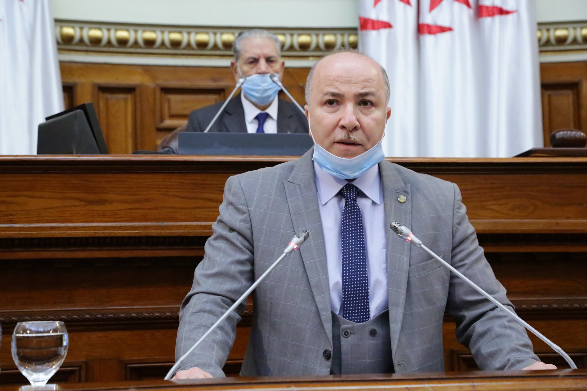 وزير المالية : يحذر من تضاعف نسبة البطالة و انهيار الدينار الجزائري .