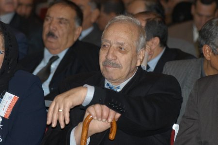 الوزير الأول والمستشار عبد الحفيظ علاهم يزوران المجاهد الطاهر زبيري