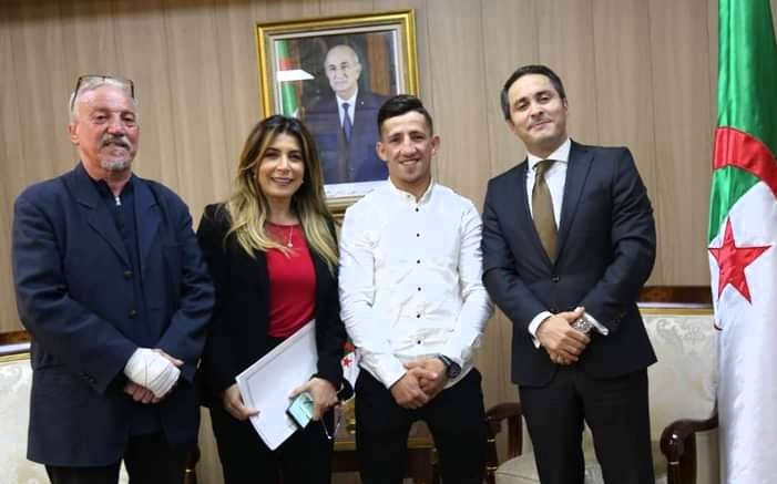 الوزير خالدي وسواكري يسلّمان عقد سكن اجتماعي وصك مالي لبطل الجزائر