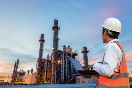 ارتفاع أسعار النفط مقابل انخفاض في الدولار
