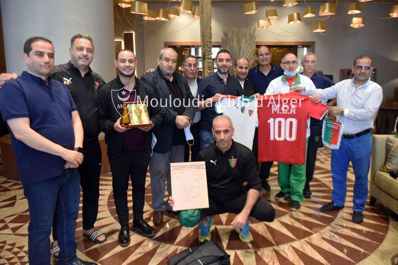 بادو الزاكي يزور بعثة المولودية بـالدار البيضاء المغربية