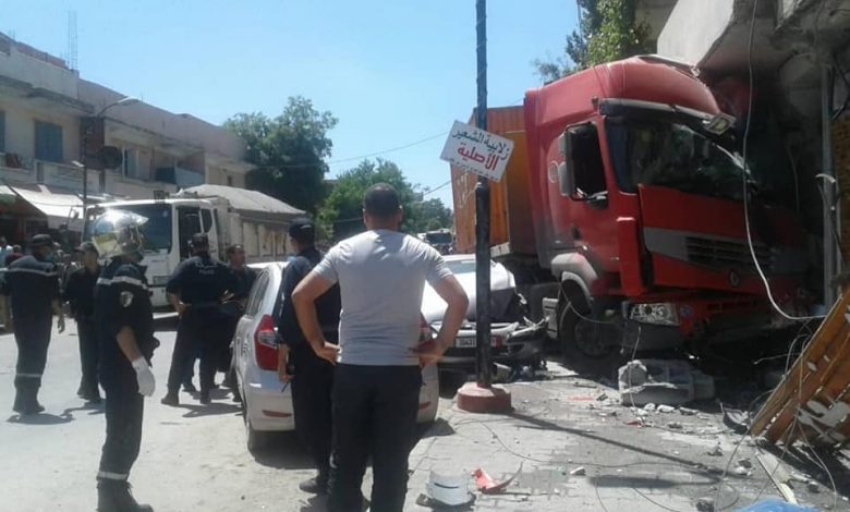 إصطدام شاحنة ب11 سيارة يخلف إصابة شخص وخسائر مادية بسطيف