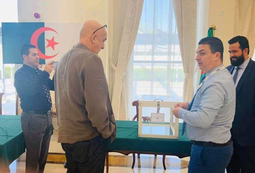 اقبال ضعيف للجالية الجزائرية في صناديق الاقتراع في أول أيام الانتخابات.