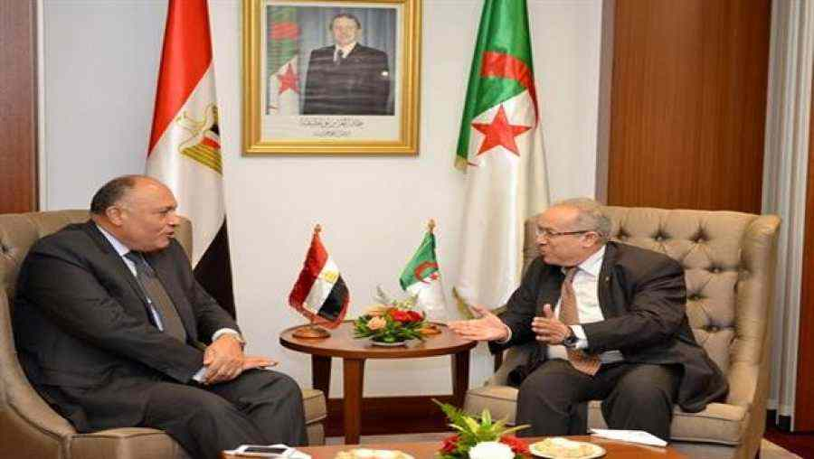 هذا ما دار بين لعمامرة ونظيره المصري شكري هاتفيا