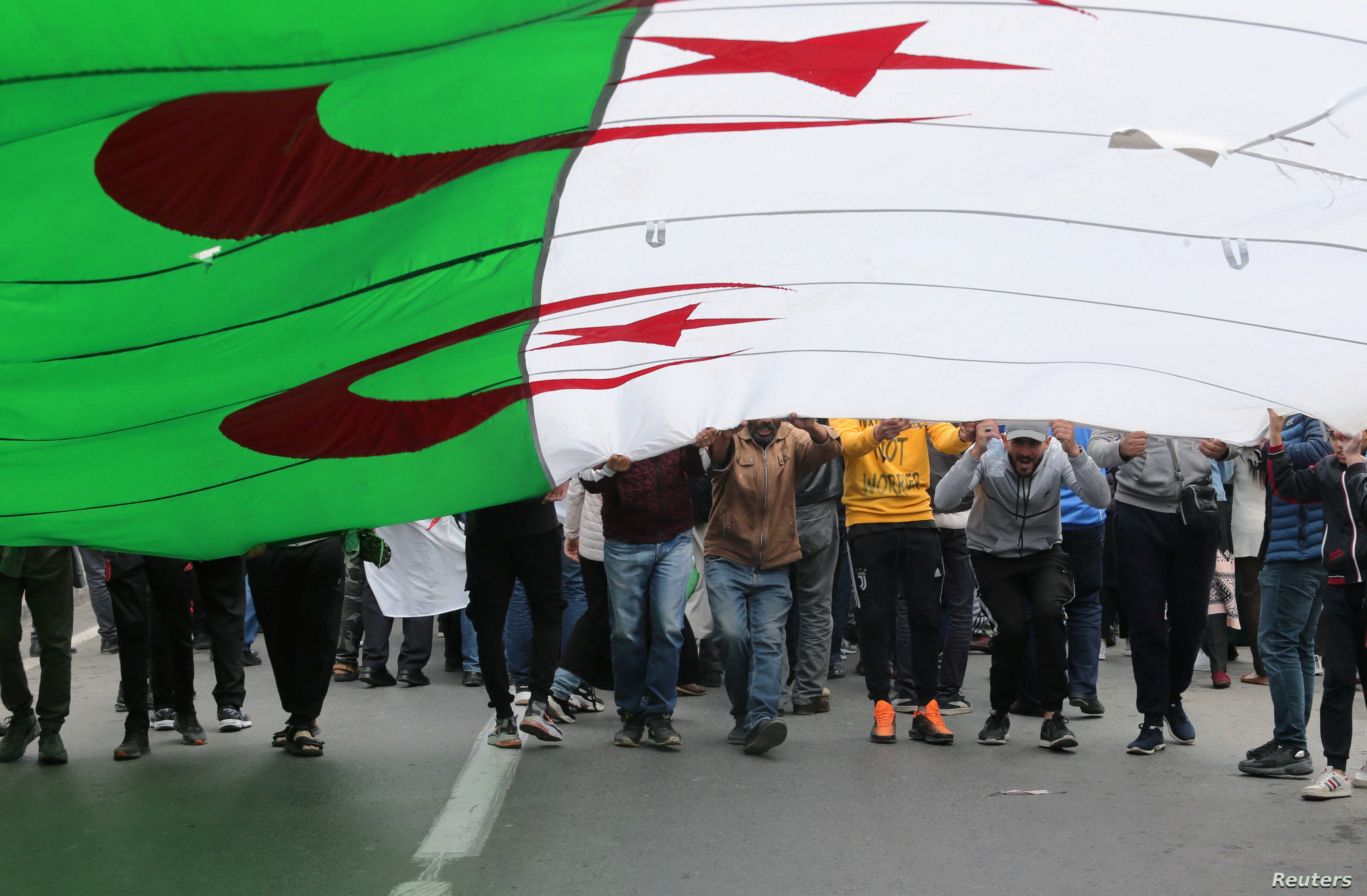 الجزائريون بصوت واحد: نحن وراء كل قرارات وإجراءات دبلوماسيتنا