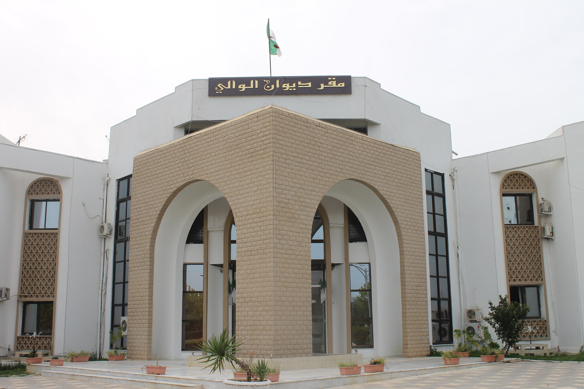 والي أم البواقي يجمد الإعانات الموجهة للأندية الرياضية 8 ملايير ويوجهها لاقتناء مولدات أكسجين