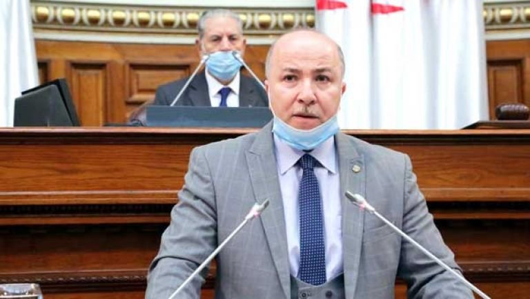 الوزير الأول يُكلف وزير الصناعة الصيدلانية برفع إنتاج الأوكسجين