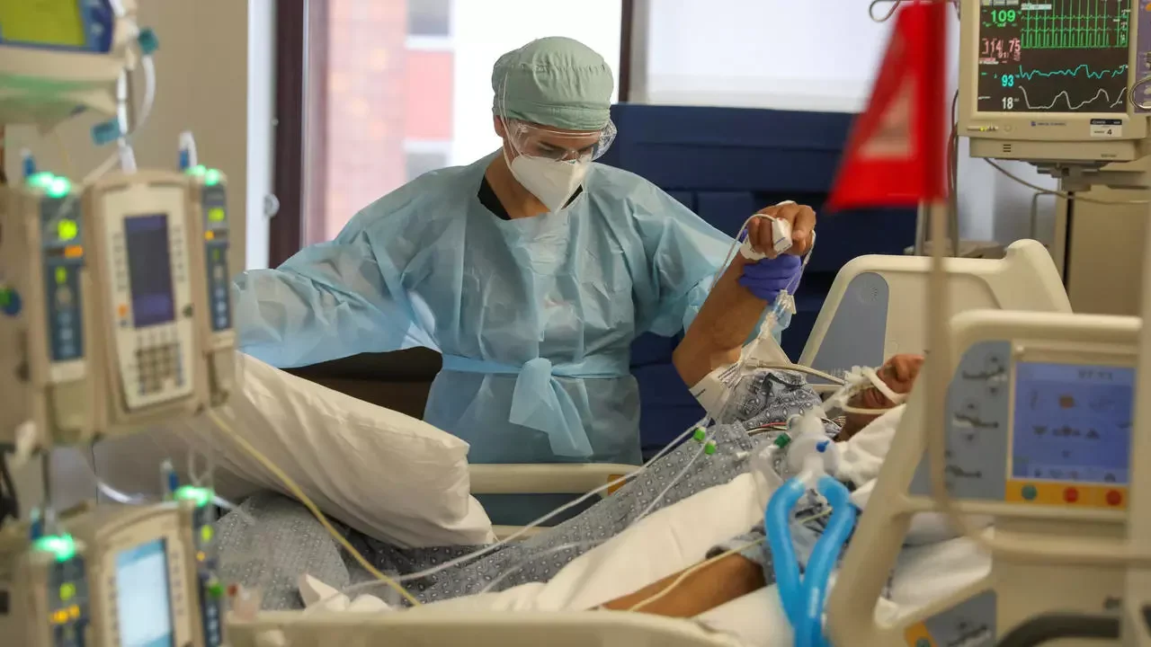 إلياس مرابط لإذاعة سطيف ...الموجة الثالثة من الجائحة كانت الأكثر خطرا على عمال قطاع الصحة