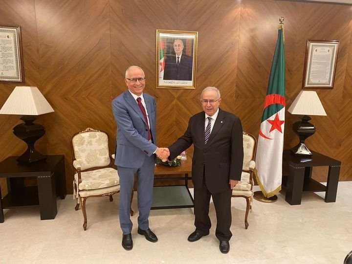 رمطان لعمامرة يستقبل البروفيسور بلحسين وينقل له تهاني رئيس الجمهورية