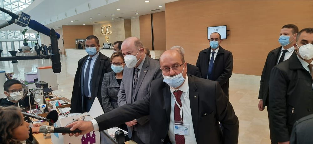الوزير الأول يشدد على ضرورة إعادة النظر في المنظومة التربوية