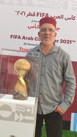 حفيظ دراجي مع مجسم كأس العرب بالطربوش التونسي
