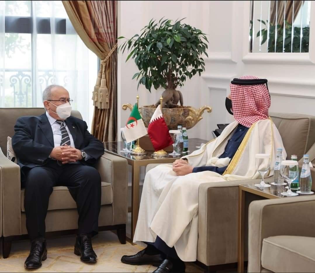 لعمامرة يتباحث مستجدات الأوضاع الساحة العربية مع نظيره القطري