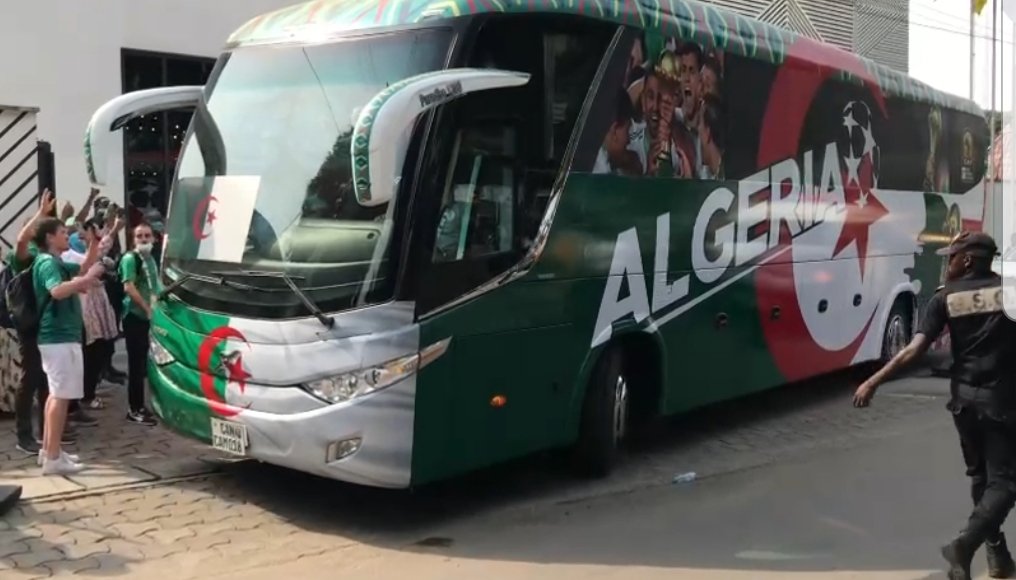 حافلة الخضر تصل إلى ملعب جابوما و الكل جاهز لموعد الحسم