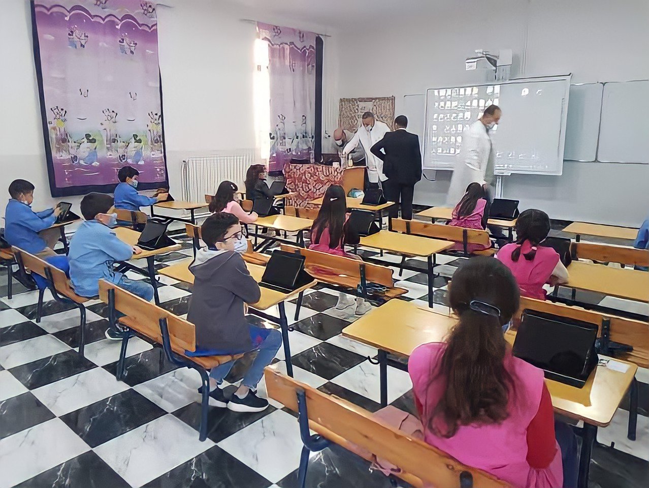 وزارة التربية تضع شروطا لتزويد الإبتدائيات بالألواح الإلكترونية
