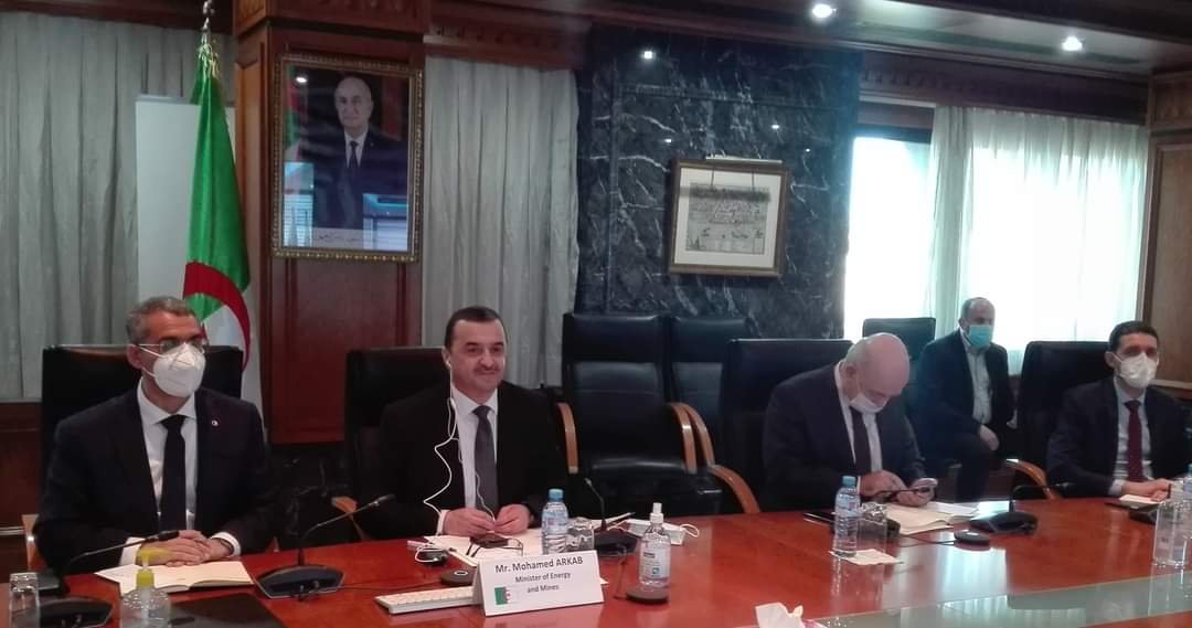 وزير الطاقة يتحادث مع نظيره النيجيري