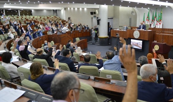 النواب يصادقون على مشروع تعديل القانون المتعلق بعلاقات العمل