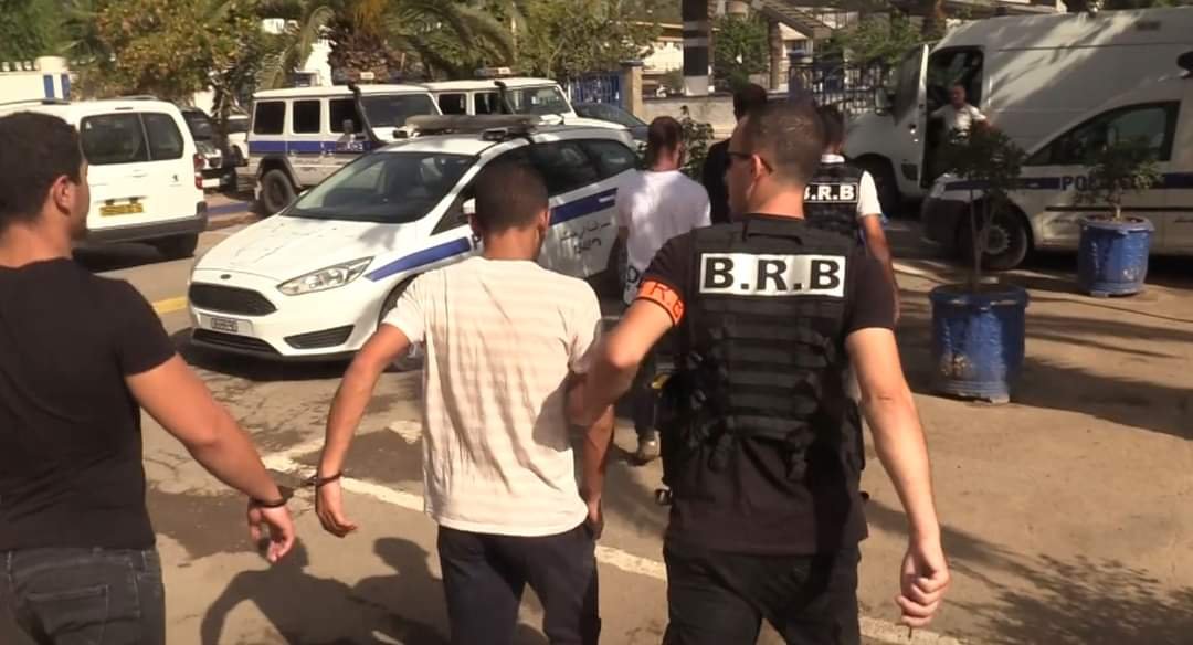 أمن الجزائر العاصمة يطيج بعصابة أحياء تتاجر بالمخدرات