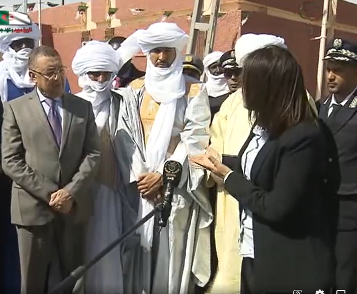 وزير الداخلية من إن قزام : الجيش في انسجام تام مع المواطنين ويقوم بعمل جبار