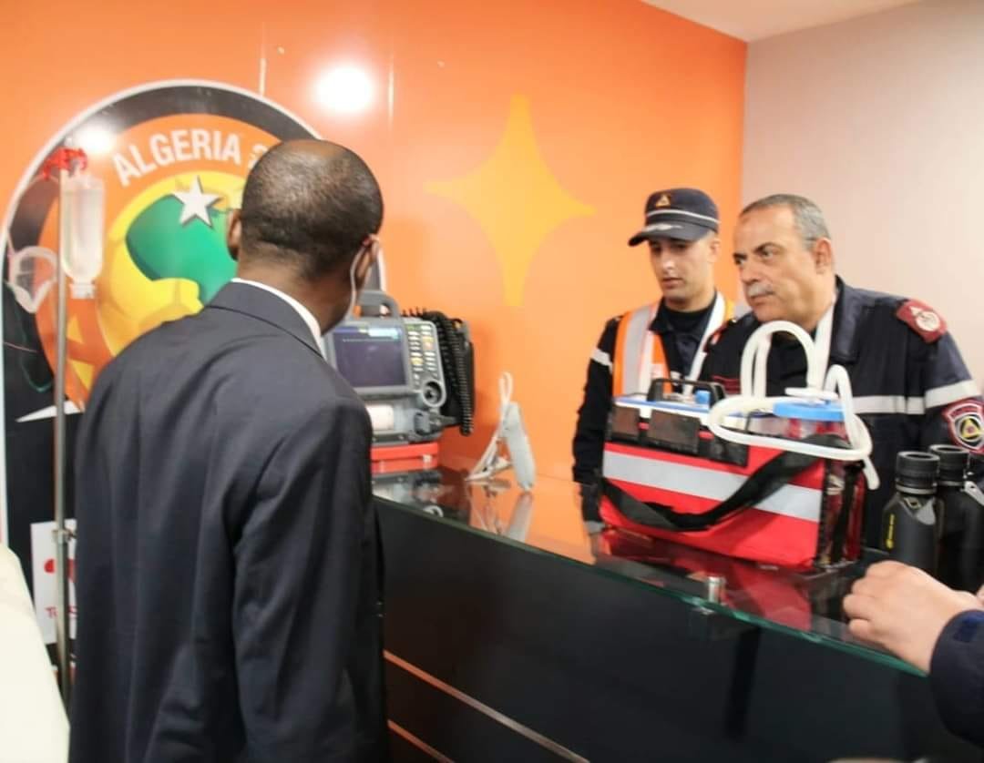 رئيس اللجنة الصحية للكونفدرالية الافريقية يتفقد مقر العيادة الطبية لملعب براقي