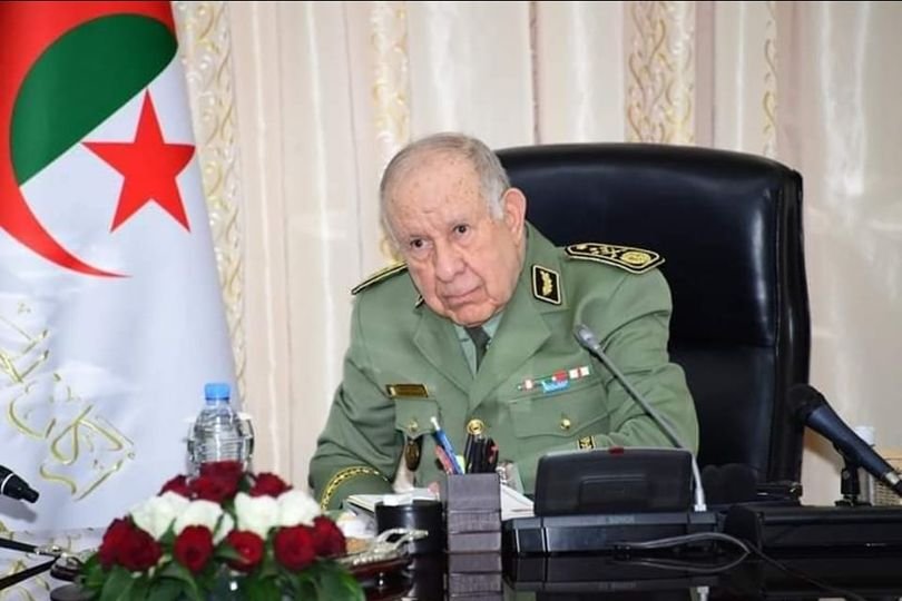 الفريق أول السعيد شنقريحة يستقبل اللواء مبارك سعيد غافان