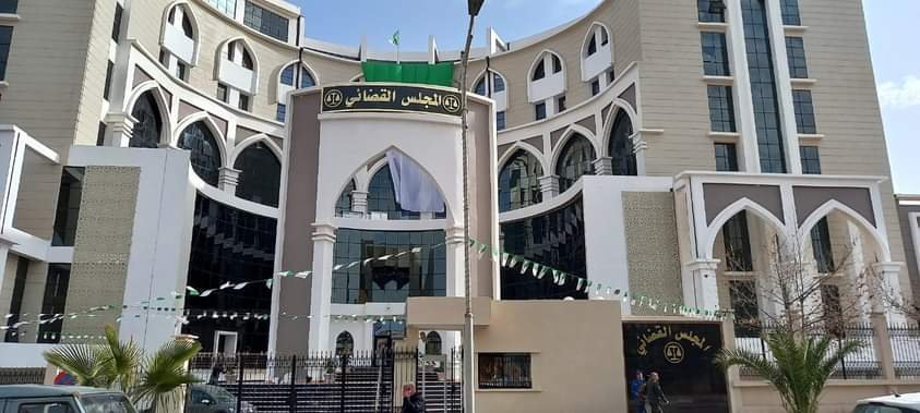 مجلس قضاء البويرة: توقيف المتهمين بالسطو على مركز بريد بالسلاح