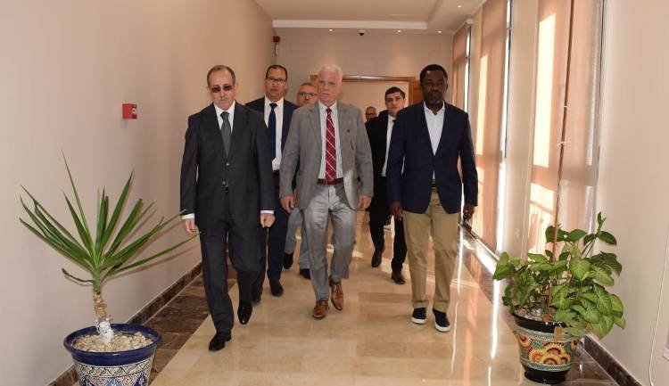 الأمين العام للكاف و رئيس الفاف يعقدان ندوة صحفية تحسبا لإفتتاح الكان