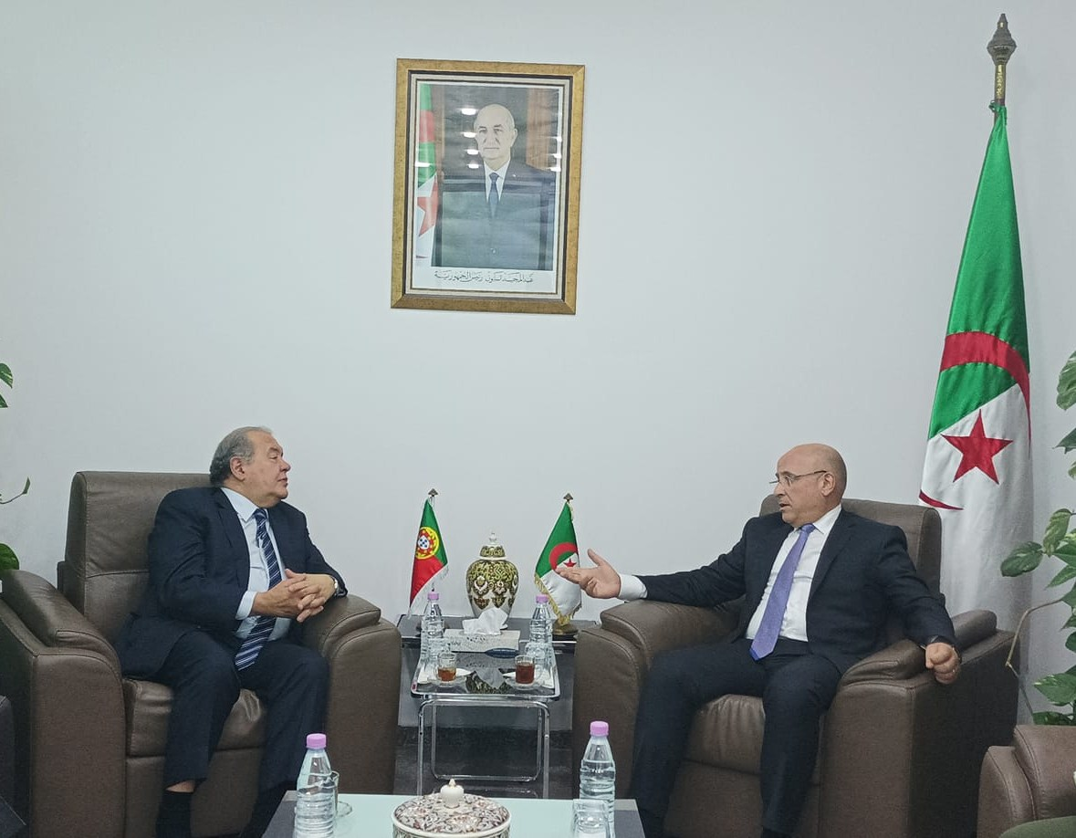 وزير التجارة يتحادث مع وزير الإقتصاد والبحر البرتغالي