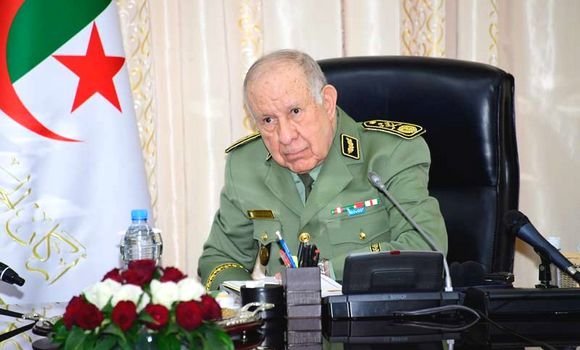 الفريق أول السعيد شنقريحة يزور المدرسة العليا للإدارة العسكرية بوهران