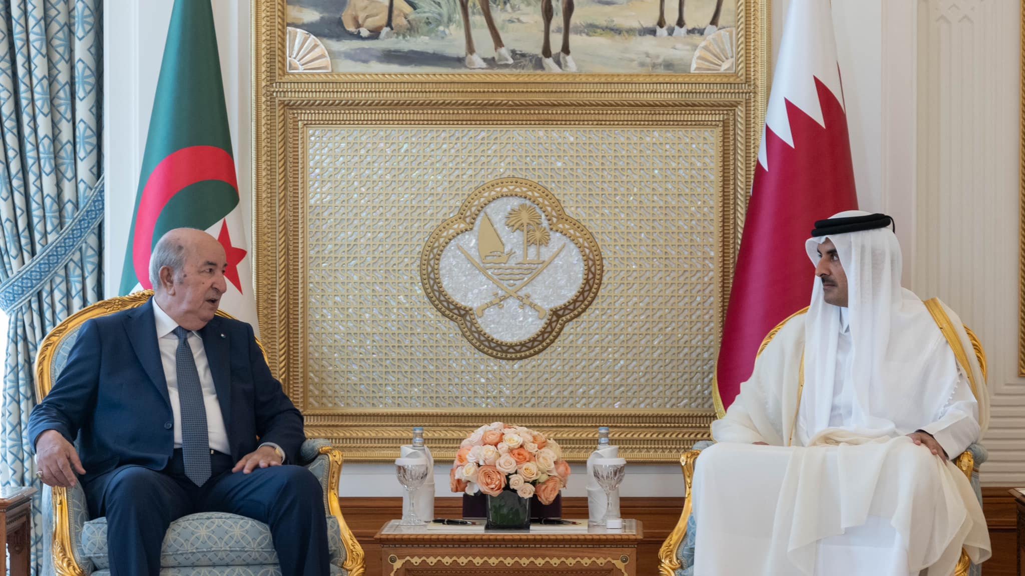 رئيس الجمهورية عبد المجيد تبون و أمير قطر يعقدان جلسة مباحثات رسمية