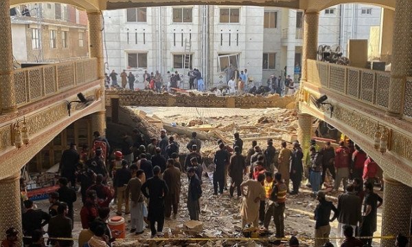 عشرات القتلى في إنفجار إنتحاري قرب مسجد في باكستان