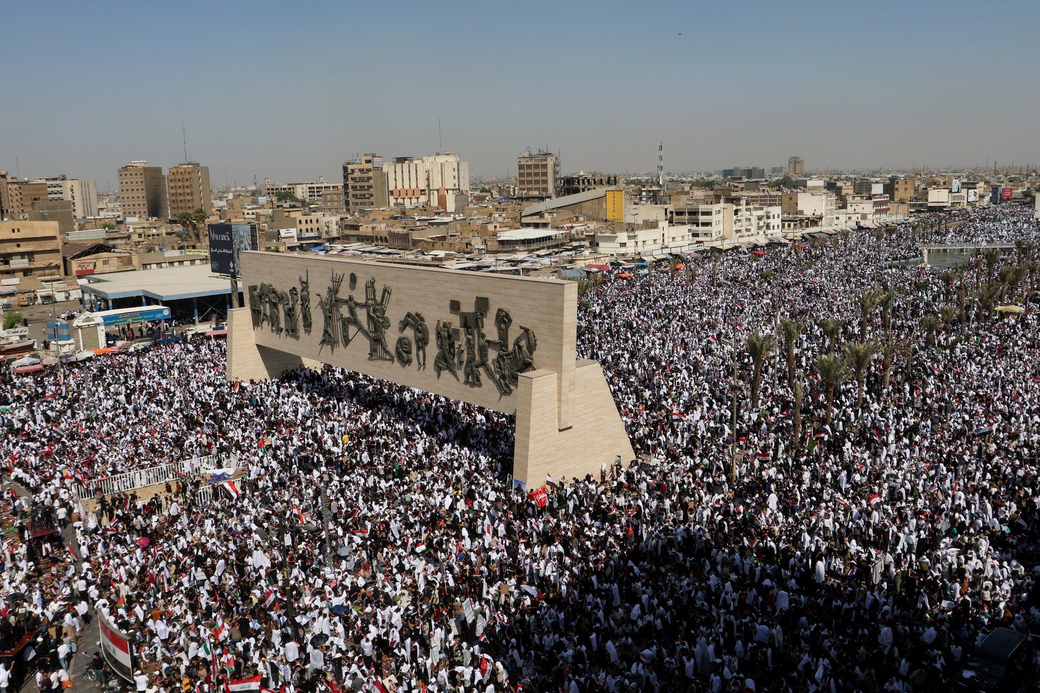 العراق:مئات الآلاف من العراقيين يتظاهرون وسط بغداد دعما للشعب الفلسطيني