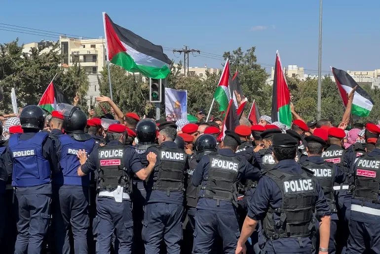 آلاف الأردنيين يشاركون في مسيرة حاشدة ويطالبون بفتح الحدود مع فلسطين