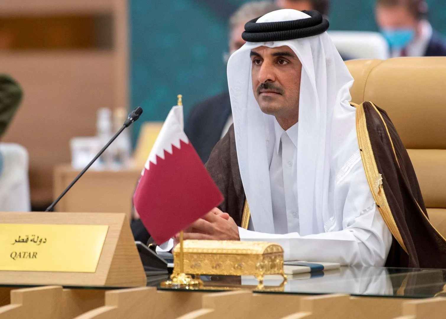 أمير قطر يغادر قمة السلام بالقاهرة دون أن يلقي كلمته