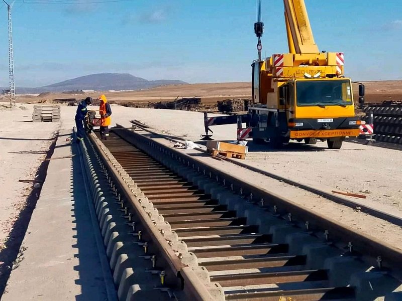 رئيس الجمهورية يضع حجر أساس مشروع إنجاز خط السكة الحديدية بشار- تندوف -غارا جبيلات
