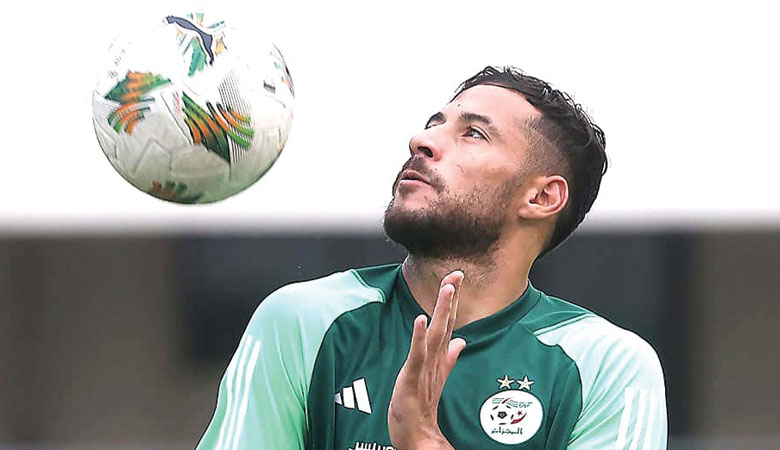 الكاف تشيد بمهارات الدولي الجزائري بلايلي