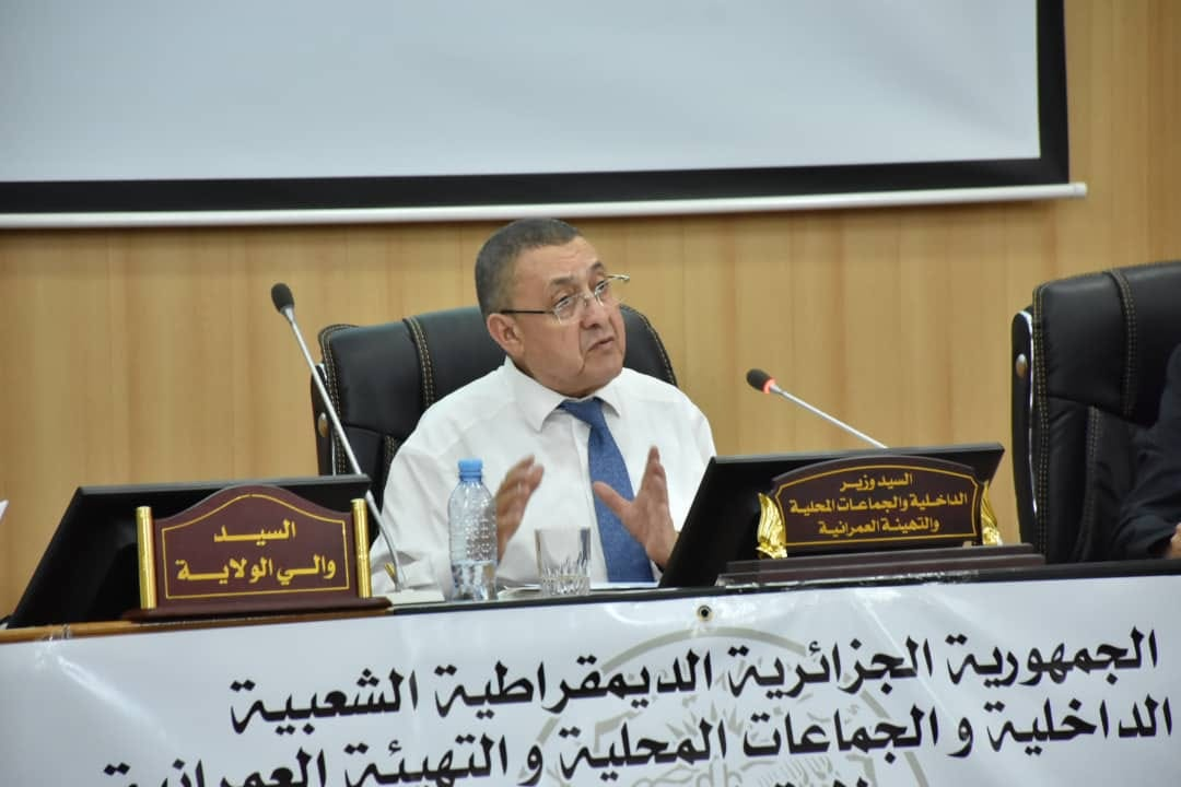 وزير الداخلية يشدد على ضرورة تطوير المعابر الحدودية