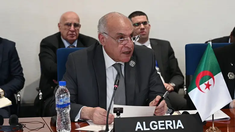 عطاف: الجزائر تدعو الأطراف الأجنبية إلى رفع أيديها عن ليبيا