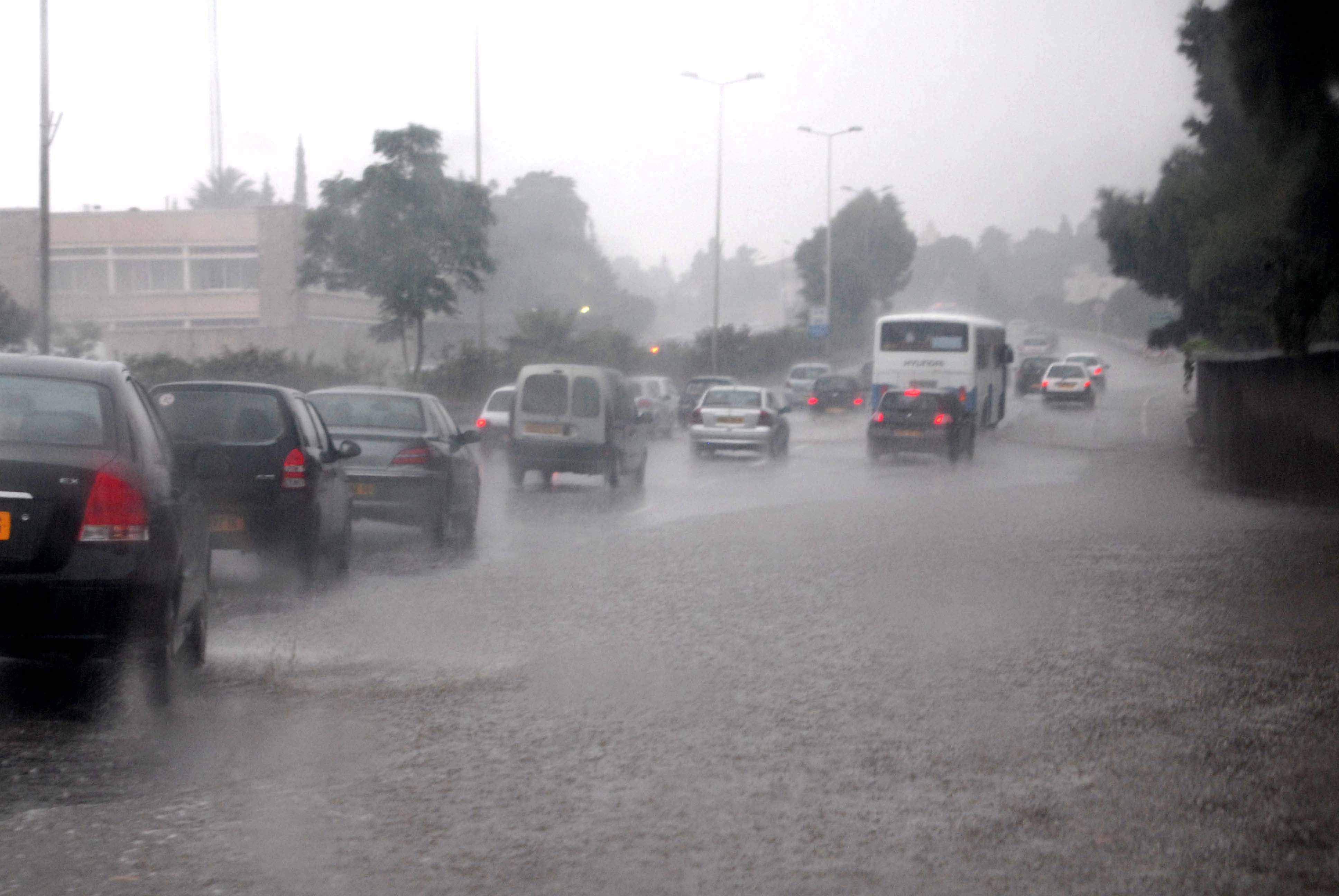 أمطار جد غزيرة ورياح قوية وأمواج عالية على أغلب ولايات الوطن