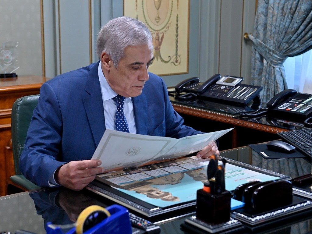 الوزير الأول نذير العرباوي يترأس إجتماعا للوزراء