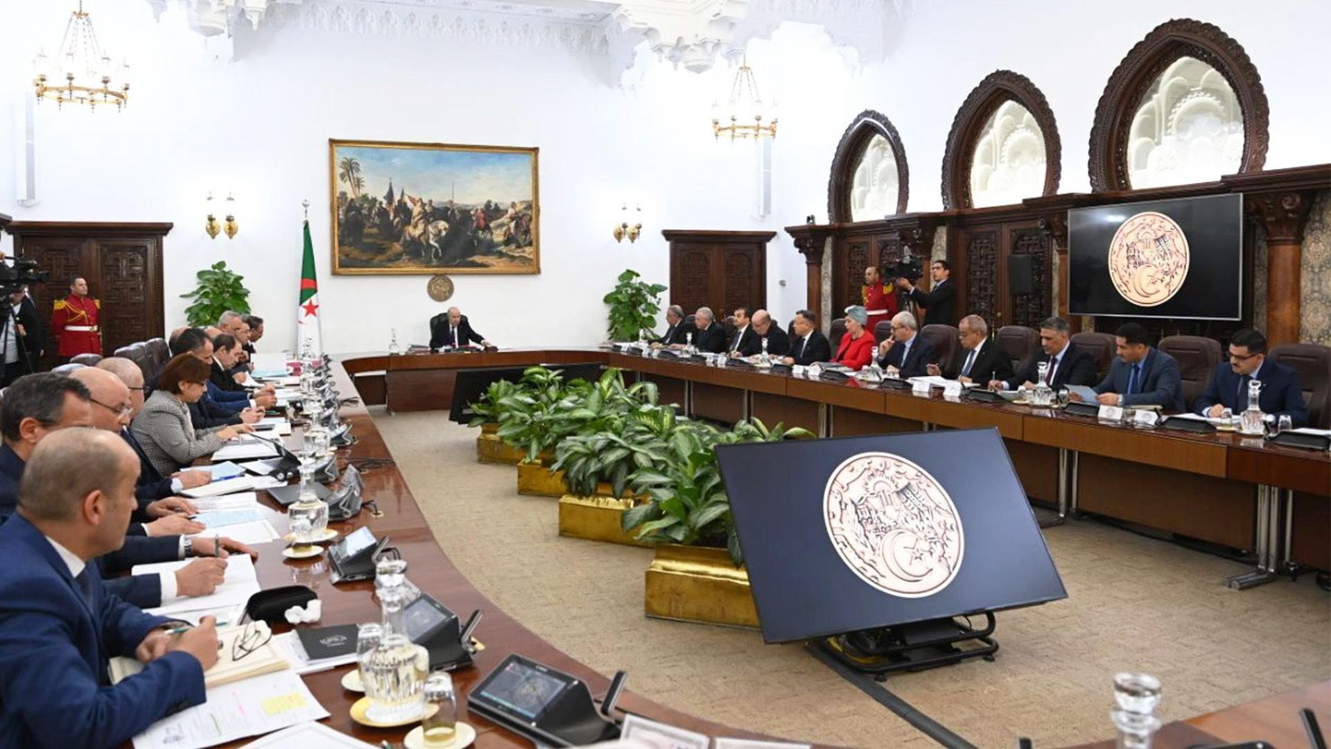 رئيس الجمهورية يترأس اجتماعا لمجلس الوزراء